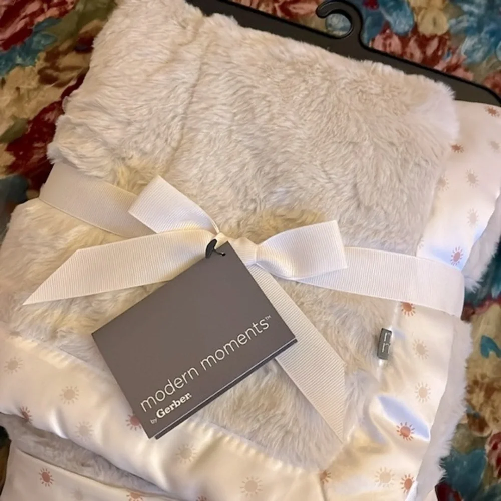 Brand New Modern Moments by Gerber Plush Baby Blanket w/ Satin Trim Neutral